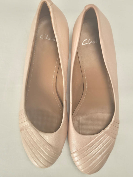 CLARKS Leather Pumps Wedge Heels Size UK 5.5 EU 38.5 Metallic Nude Beige Shoes