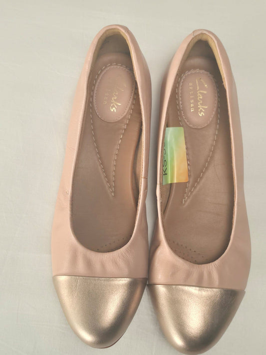 CLARKS Artisan Leather Ballerina Flats Size 39 Nude Pink Bronze Cap Toe Shiny