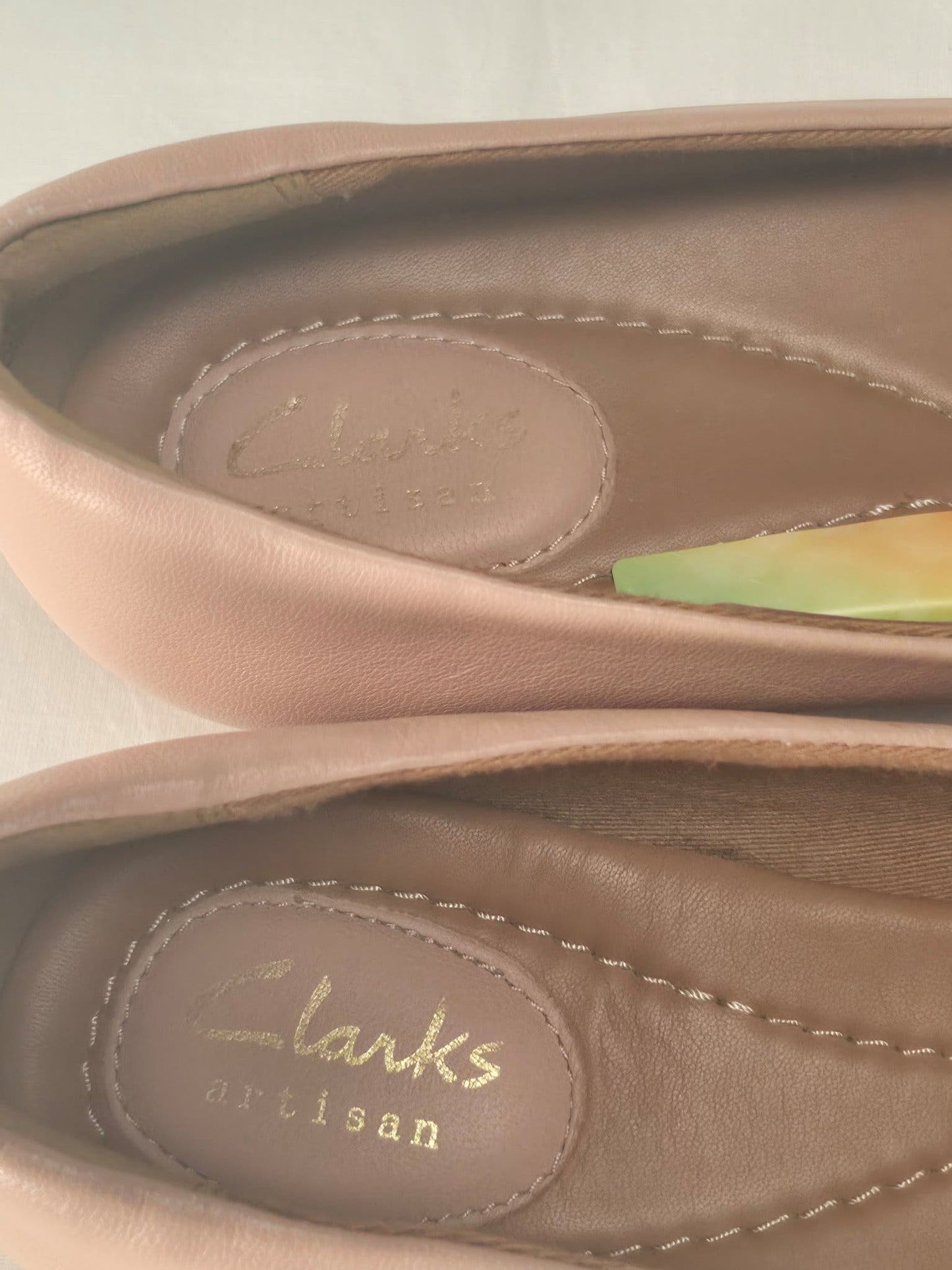 CLARKS Artisan Leather Ballerina Flats Size 39 Nude Pink Bronze Cap Toe Shiny