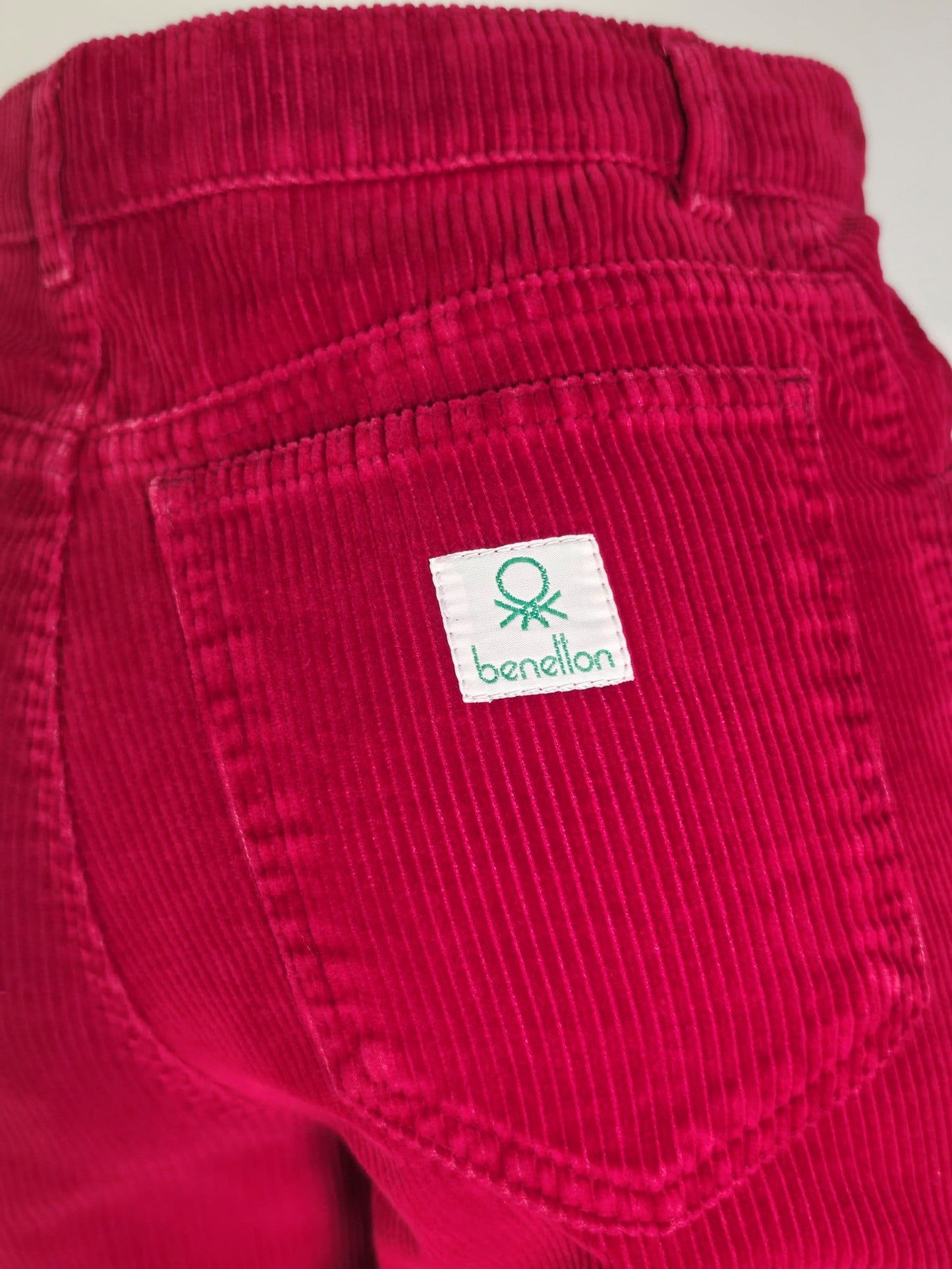 Реколта кадифени панталони UNITED COLORS OF BENETTON, размер 44 S, малиново червени, премиум модел с висока талия